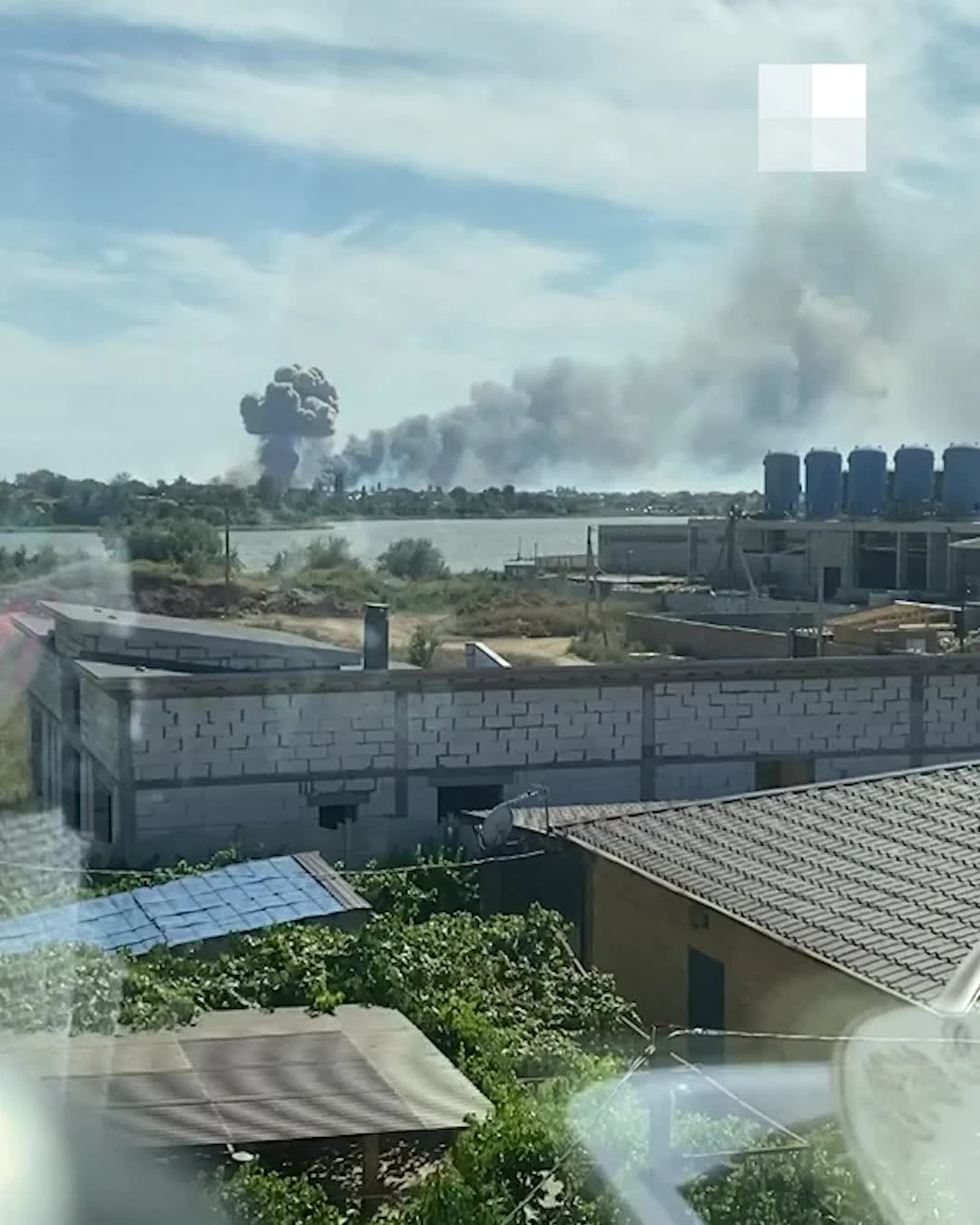 Взрывы в крыму сегодня сейчас. Взрывы в Севастополе сейчас. Клубы дыма от взрыва. Взорвали аэродром в Севастополе. Российскую авиабазу Саки.