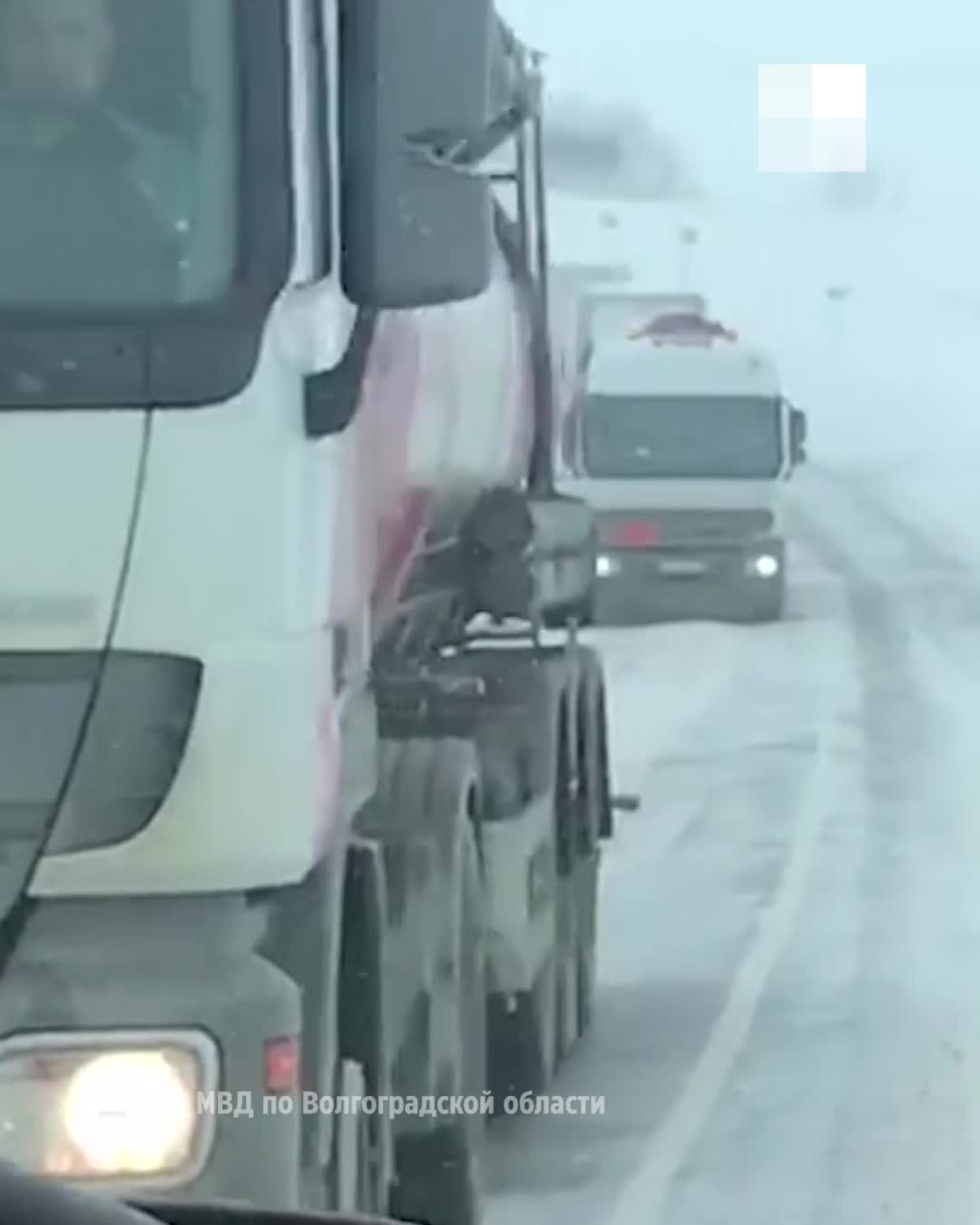 В Волгоградской области бушует непогода. Из-за снега и сильного ветра  затруднено движение по трассам - 18 января 2022 - V1.ру