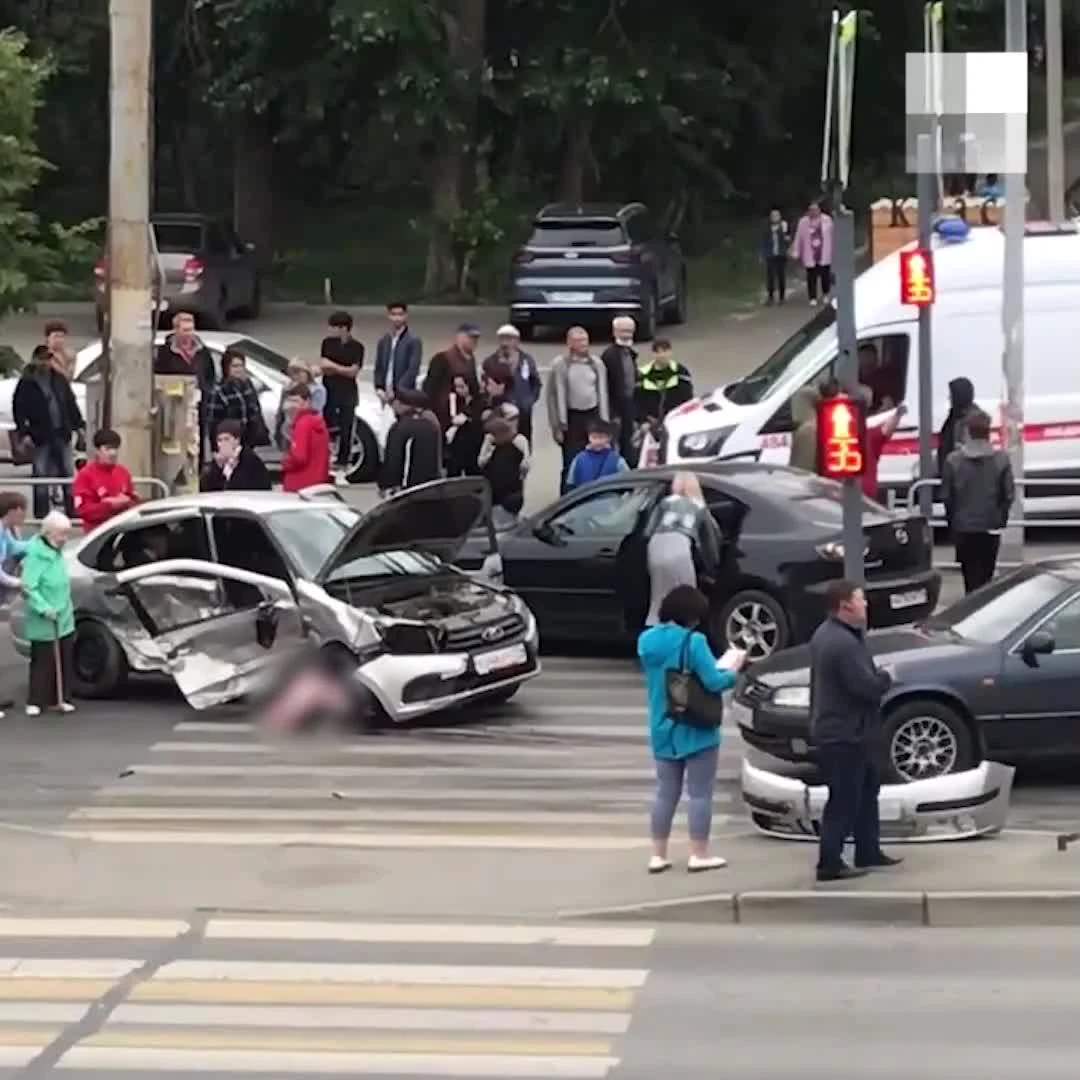 В массовой аварии с пятью машинами на Дзержинского в Челябинске пострадали  четверо детей и две женщины, 10 июня 2021 г - 10 июня 2021 - 74.ру