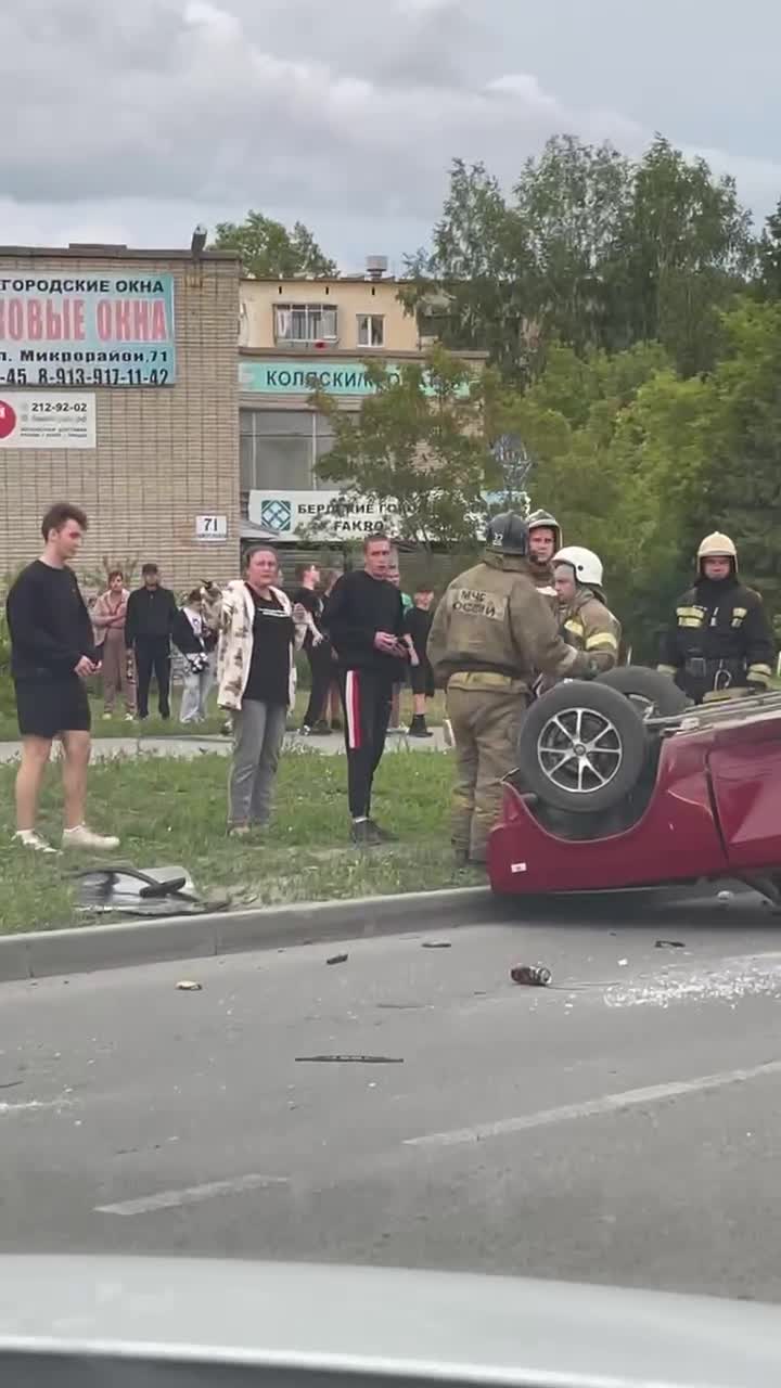 В Бердске автомобиль перевернулся на крышу после ДТП - 30 июня 2023 - НГС.ру