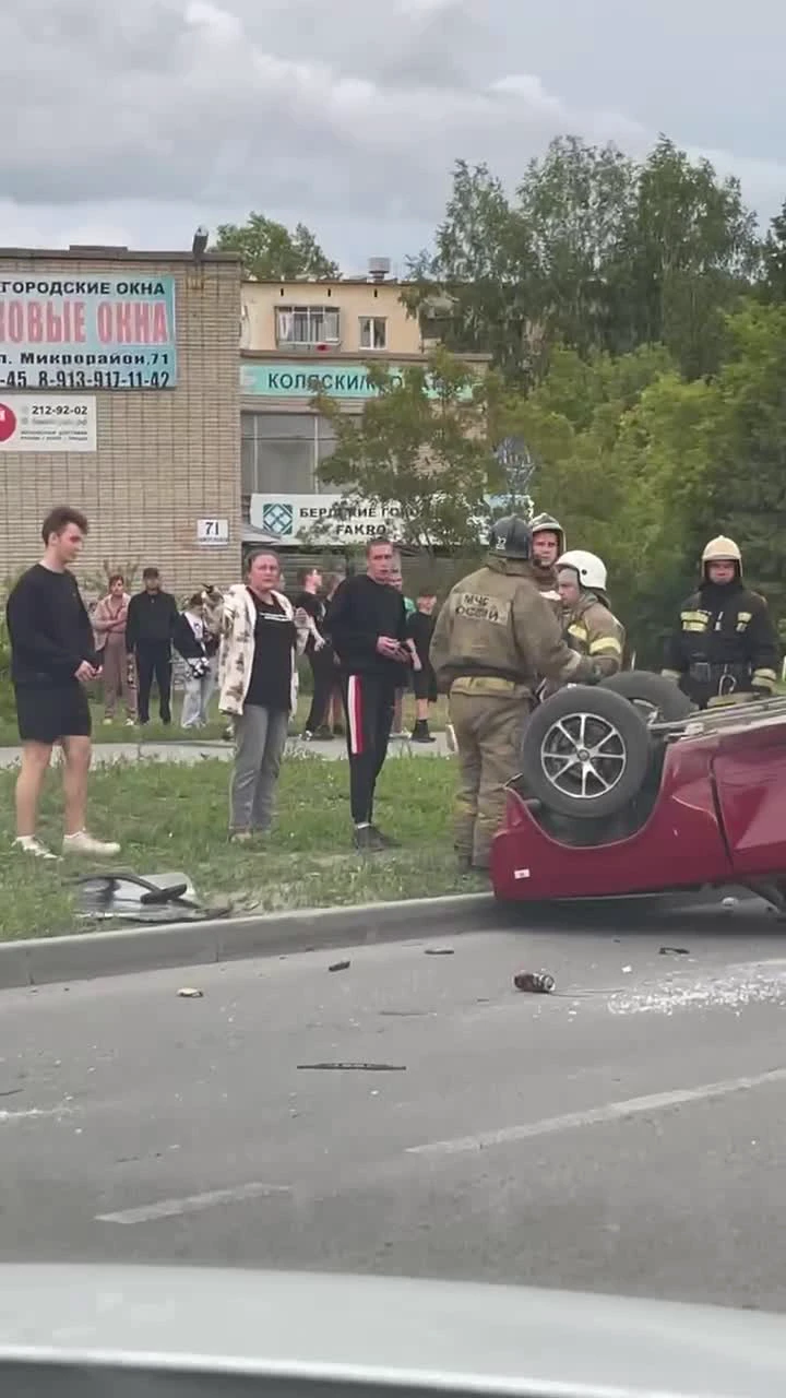 В Бердске автомобиль перевернулся на крышу после ДТП - 30 июня 2023 - НГС.ру