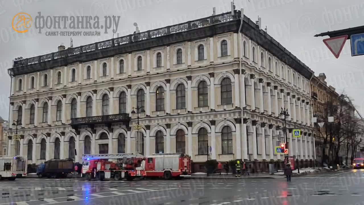 Чердак горит в доходном доме в центре Петербурга. Четверых эвакуированных  осматривает скорая