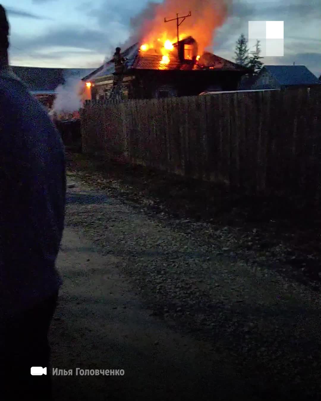 На ОбьГЭС сгорел частный дом — полыхающее здание сняли на видео, Новосибирск,  27 апреля 2022 г. - 27 апреля 2022 - НГС.ру