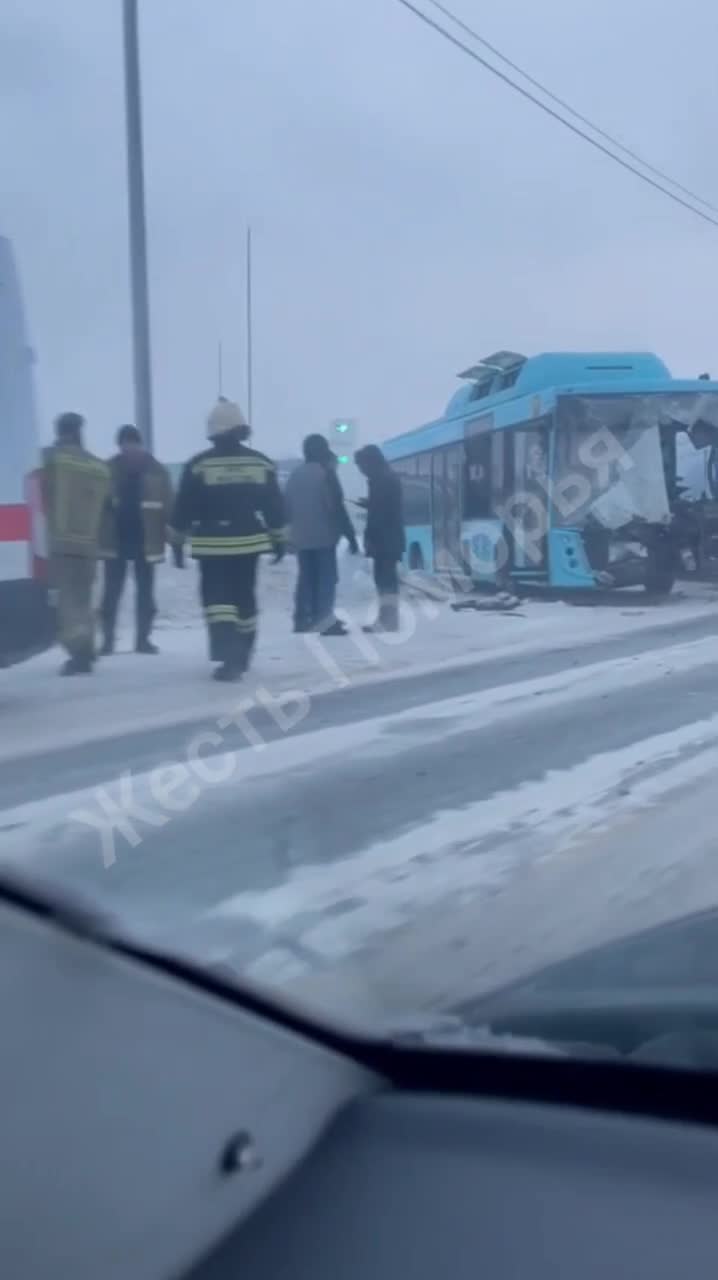 В Архангельске столкнулись грузовик MAN и автобус — видео с места аварии -  9 января 2024 - 29.ру