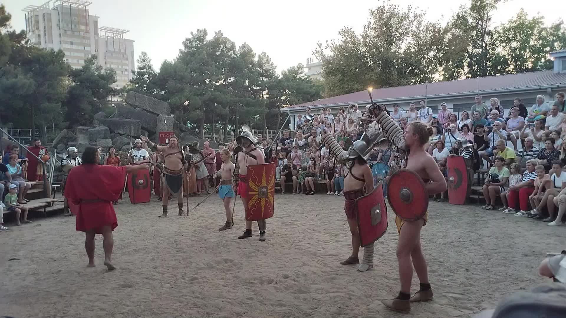 Гладиаторские бои развернули средь бела дня в центре города :: Театр ::  Дни.ру