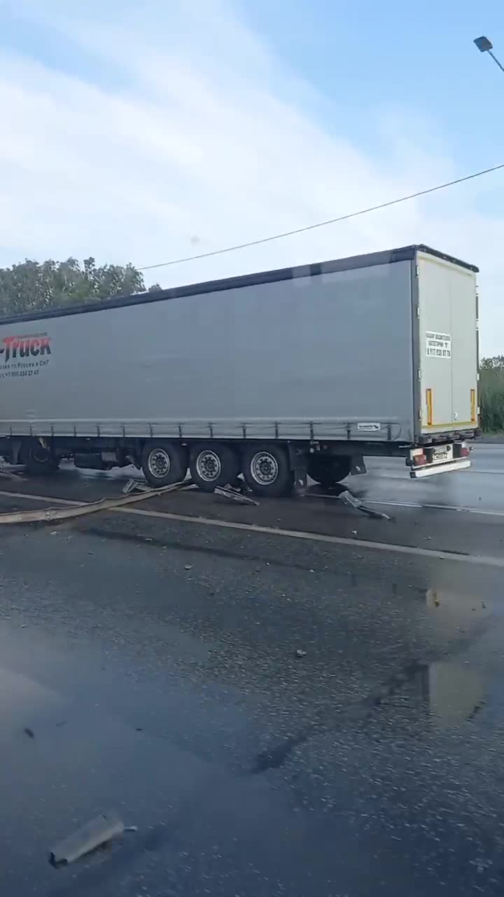 В Тюмени на Тобольском тракте фура Mercedes снесла разделительно ограждение  около Ембаево, — 5 августа 2021 года - 5 августа 2021 - 72.ру