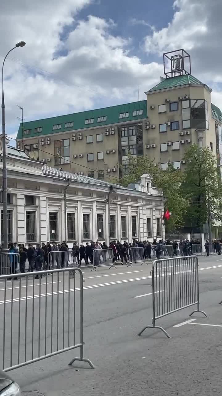 В Москве у Соборной мечети выставили ограждения, перекрыли дорогу: что  происходит, подробности, пятничный намаз у мусульман, перекрытия на улице  Щепкина, где перекрыты дороги в столице - 10 мая 2024 - МСК1.ру