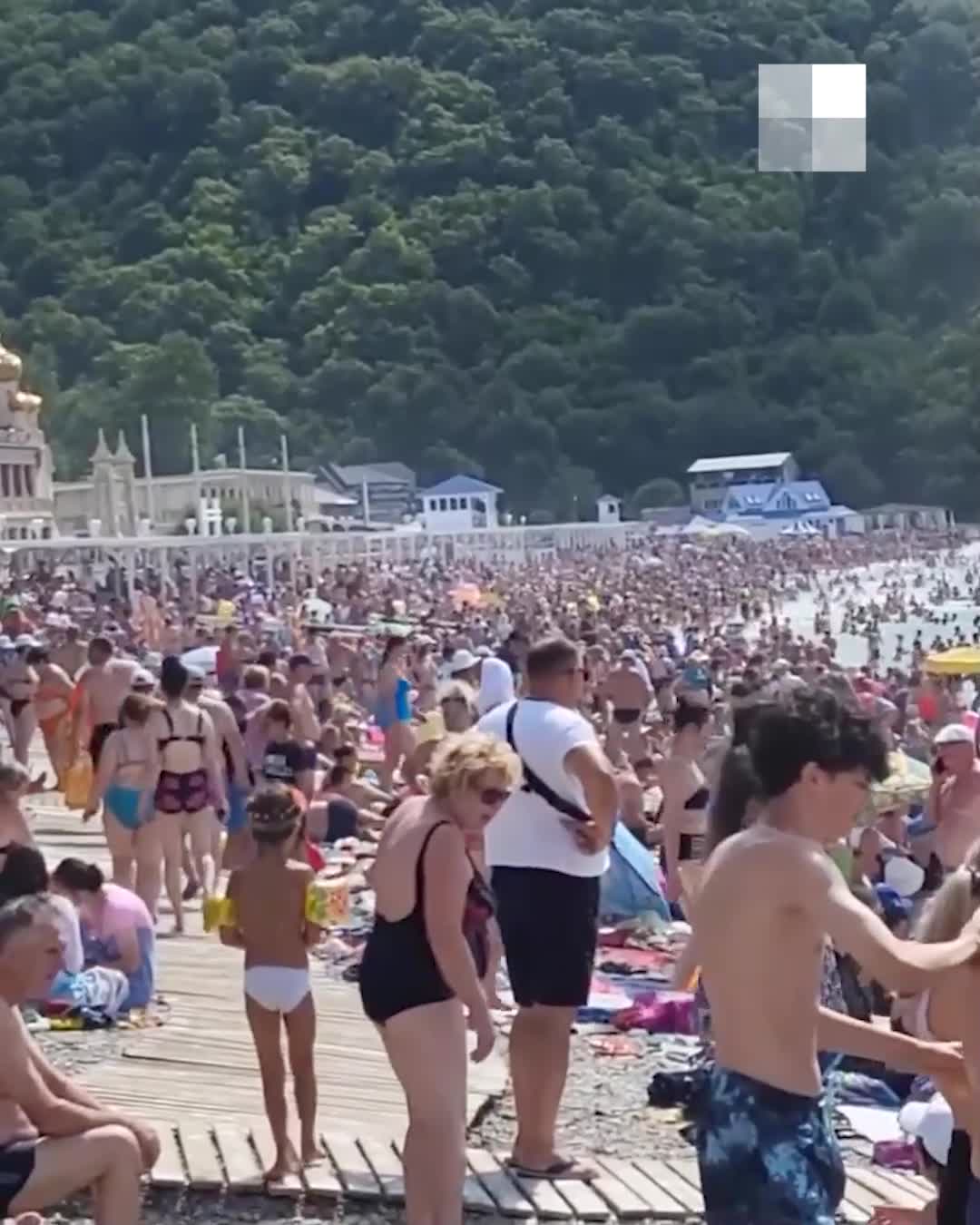 Сдвинутые трусики на пляже порно видео