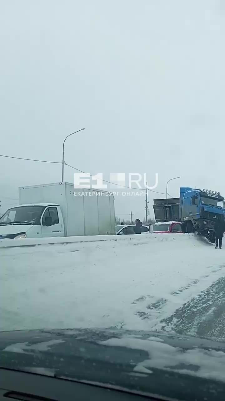 На трассе между Екатеринбургом и Челябинском разбились 13 машин: жуткие  фото - 4 января 2024 - Е1.ру