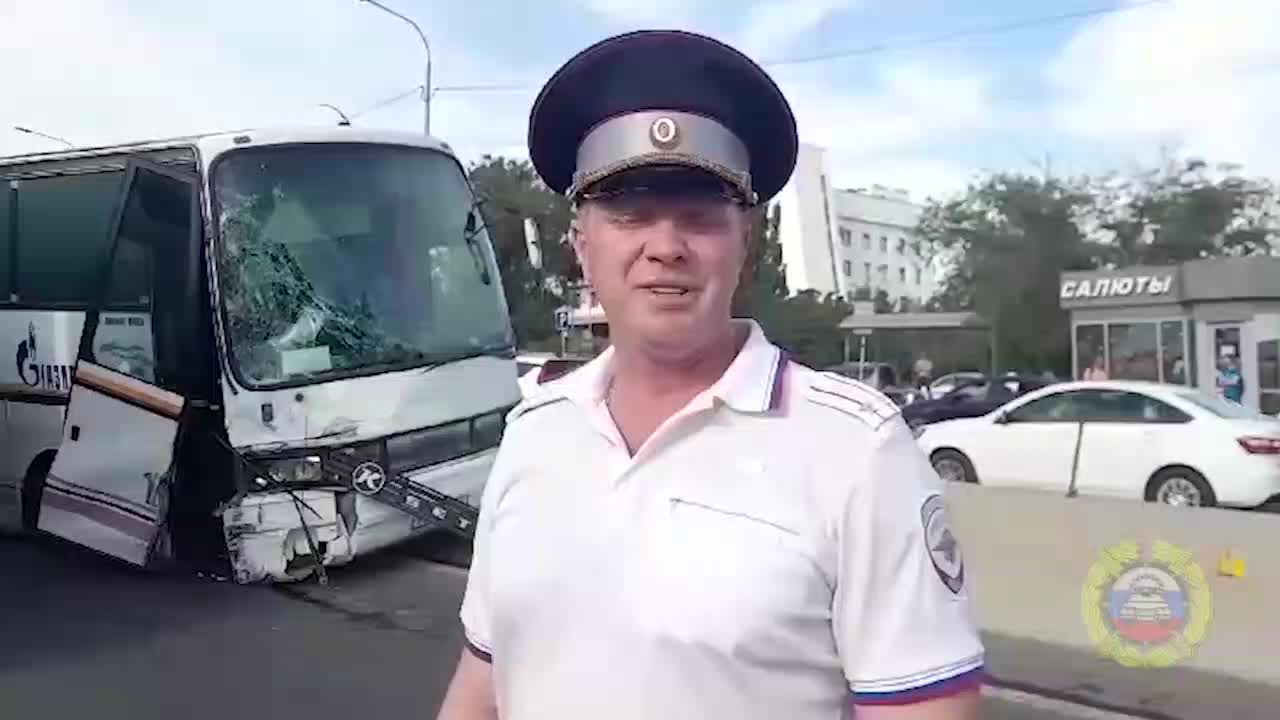 Пассажирский автобус Москва — Махачкала снес девять машин в Волгограде:  подробности ДТП, пострадавшие, фото и видео - 6 июня 2024 - МСК1.ру