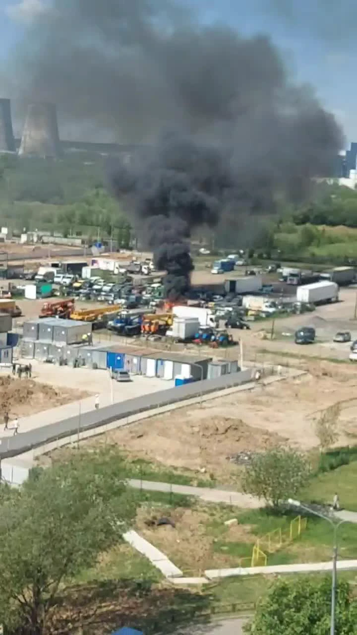 Пожар в Мытищах: видео очевидцев — на штрафстоянке загорелись эвакуированные  машины, дым и возгорание в Московской области на бульваре Распоповой — дым  и запах гари - 27 мая 2024 - МСК1.ру