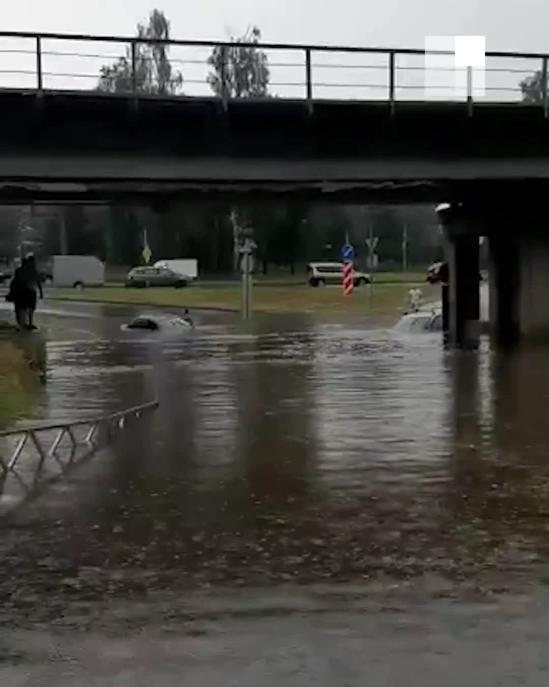 В Рыбинске из-за ливня затопило несколько улиц, машины ушли под воду 28  июля 2022 - 28 июля 2022 - 76.ру