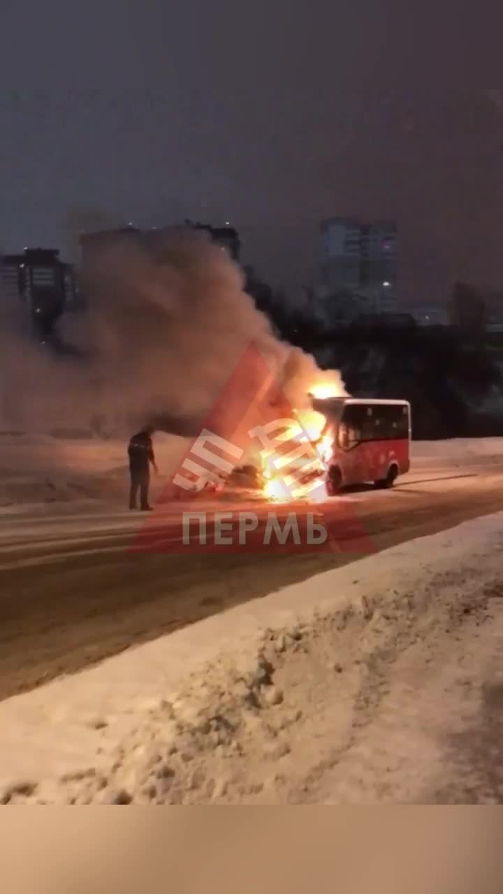 В Перми ранним утром сгорел автобус маршрута № 17 на улице Ижевской 31  января 2023 г. - 31 января 2023 - 59.ру