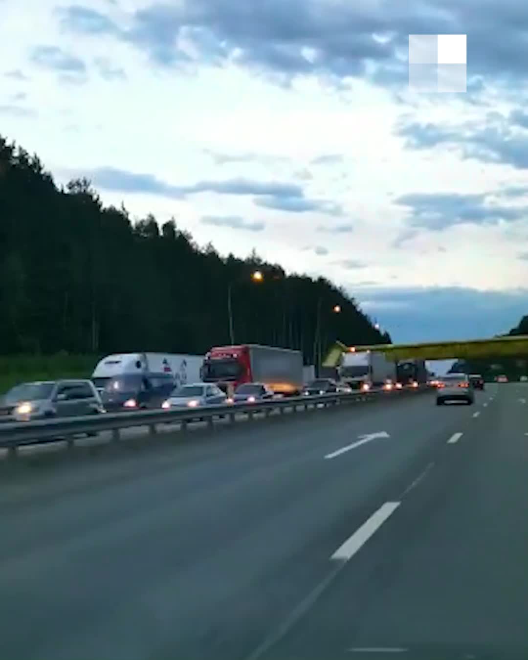 Где под Екатеринбургом по пятницам пробки? Видео пробки на Пермском тракте в  формате таймлапса - 16 июля 2022 - Е1.ру