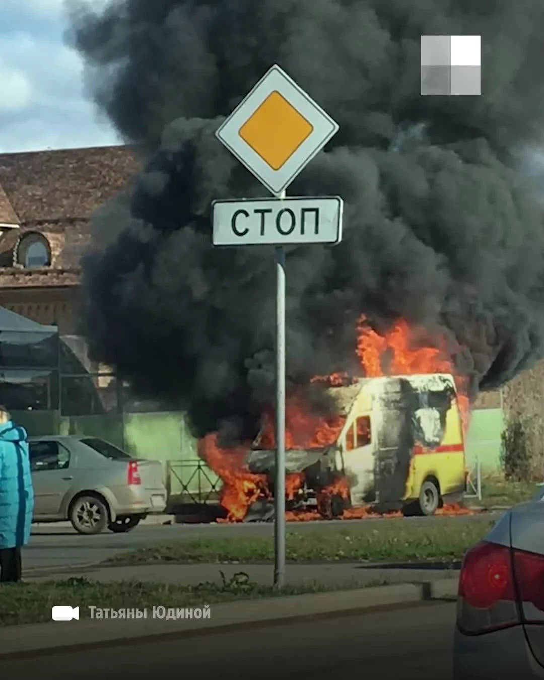 В Перми полностью сгорела машина реанимации, фото и видео, как в  микрорайоне Ива горит машина реанимации 16 октября 2022 г. - 16 октября  2022 - 59.ру