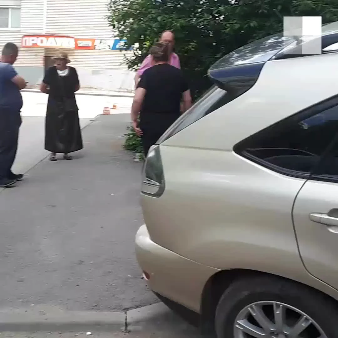 В Волгограде инвалид на Lexus врезался в подъезд девятиэтажного дома 8 июня  2021 года. Видео с места аварии - 8 июня 2021 - V1.ру