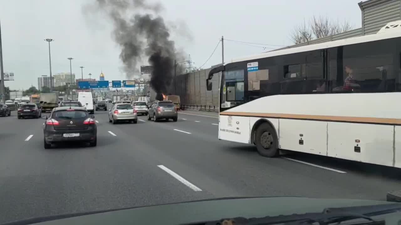 На Ярославском шоссе загорелась газель, машина загорелась на Ярославском  шоссе, в Королеве загорелась газель, Мытищи горит газель - 30 мая 2022 -  МСК1.ру