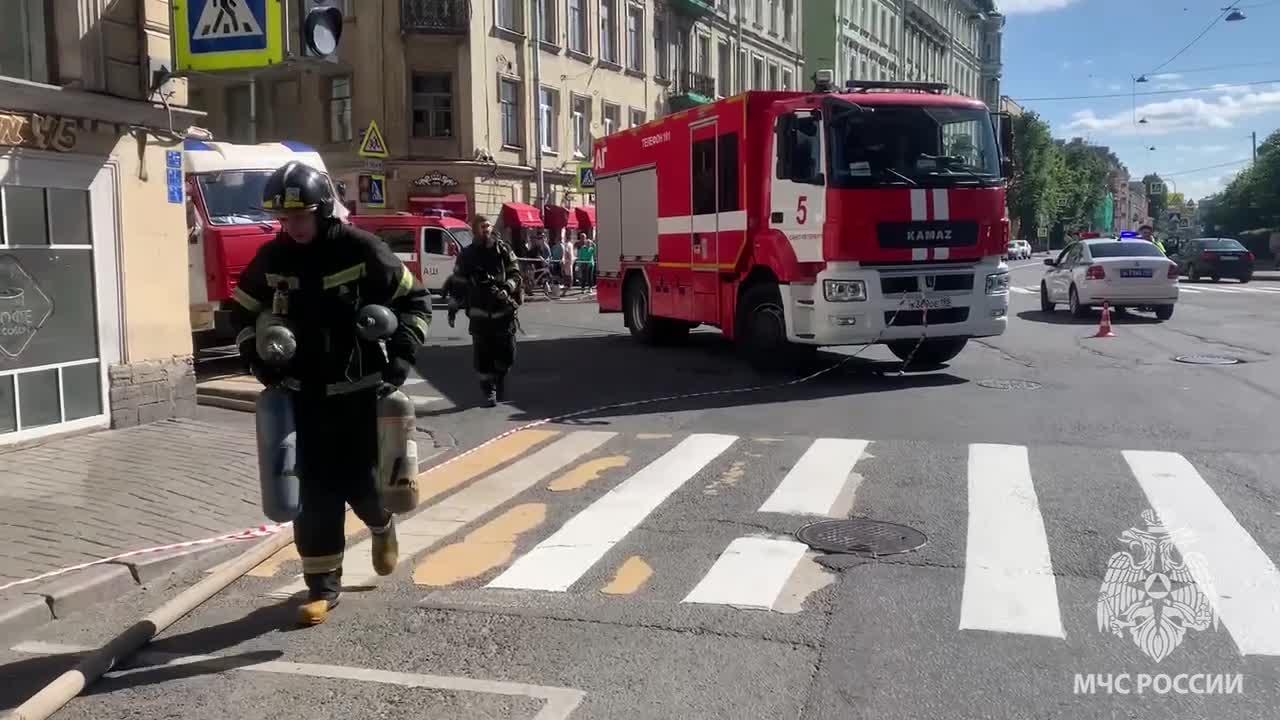 От пожара в коммуналке на Греческом проспекте спасли десять человек - 10  июля 2023 - ФОНТАНКА.ру