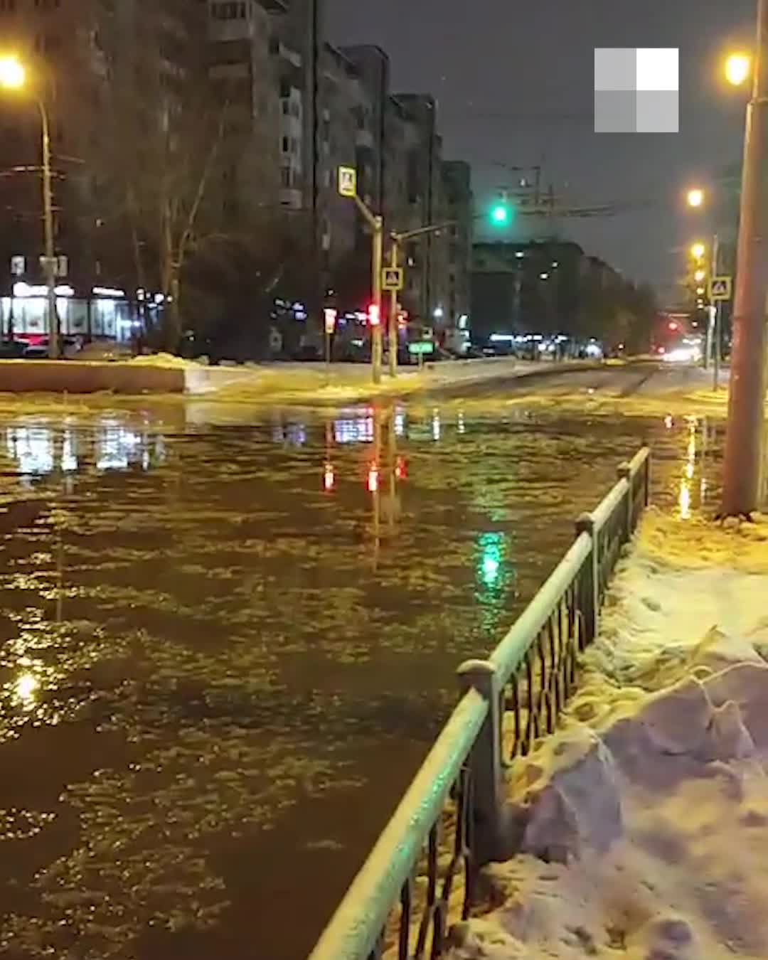 Улицы на Уралмаше ушли под воду из-за коммунальной аварии - 21 декабря 2023  - Е1.ру