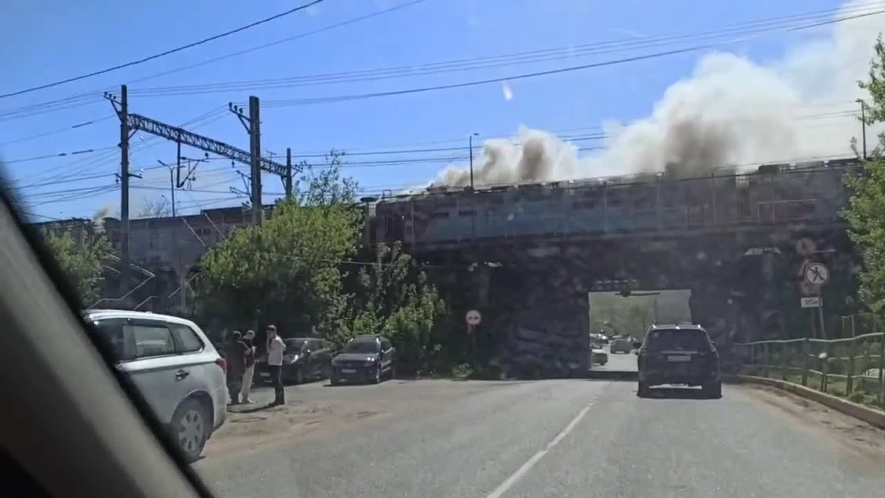 Электричка загорелась в Подмосковье: фото и видео пожара на станции Поварово  в Солнечногорске — подробности и последние новости о поезде, Ленинградское  направление: задержки поездов из-за пожара - 22 мая 2024 - МСК1.ру