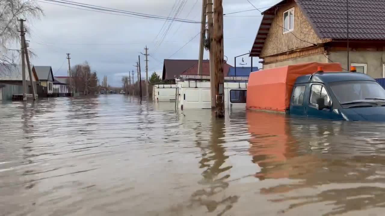 Видео наводнения в Орске в Оренбургской области в 2024 году: как волонтеры  помогали спасать людей и животных - 15 июня 2024 - ЧИТА.ру