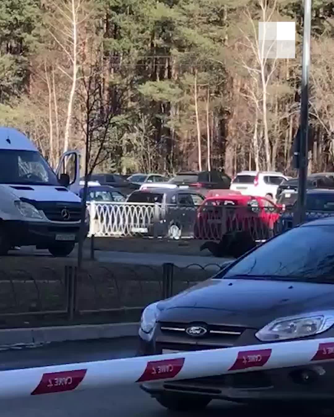 В Екатеринбурге водитель фургона накинулся на пешехода с монтировкой:  жесткое видео - 15 апреля 2023 - Е1.ру