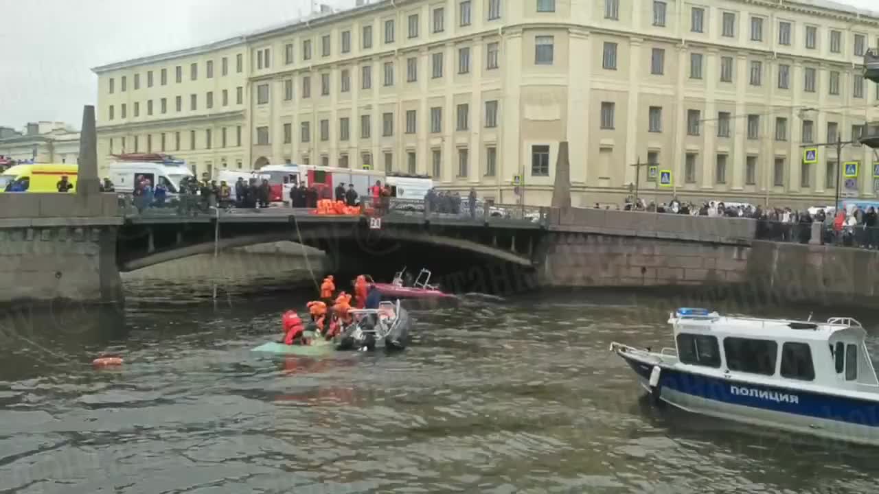 В Санкт-Петербурге автобус с пассажирами упал в Мойку - 10 мая 2024 - V1.ру