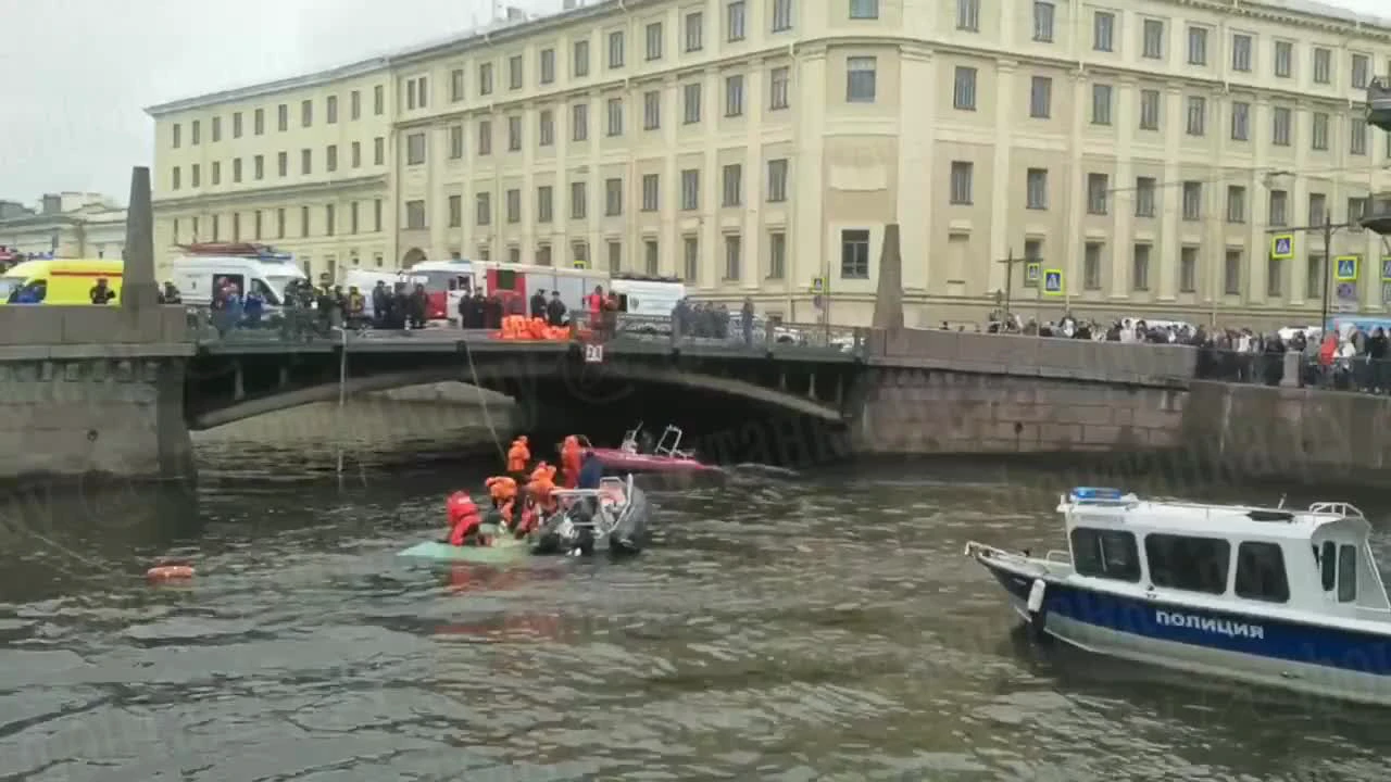 В Санкт-Петербурге автобус с пассажирами упал в Мойку - 10 мая 2024 - 63.ру