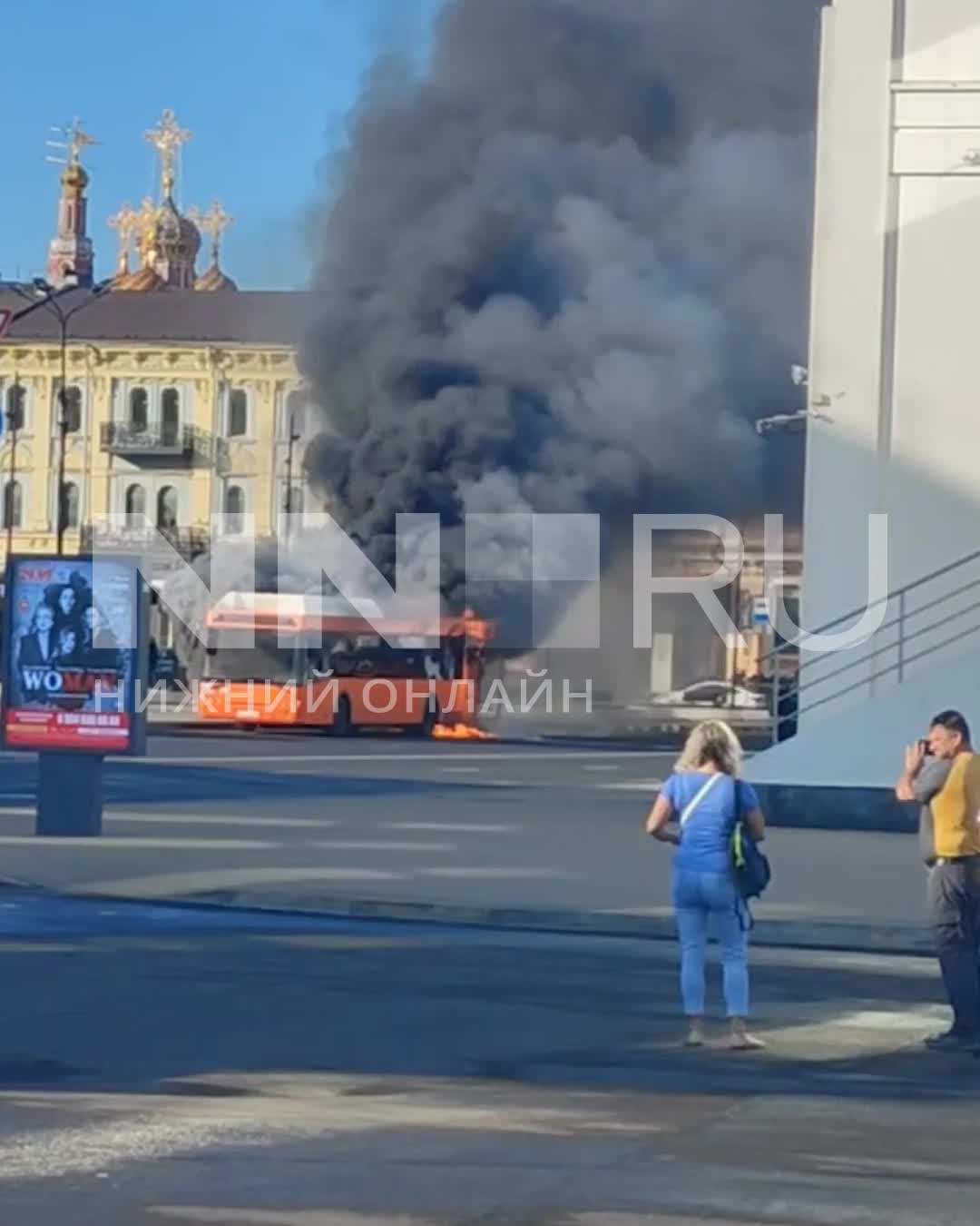 В центре Нижнего Новгорода загорелся пассажирский автобус — видео - 15  сентября 2024 - НН.ру