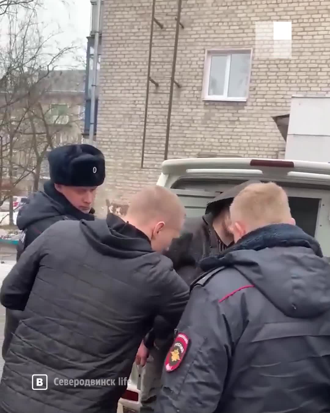 В соцсетях опубликовали видео задержания котлашанина, подравшегося в  боулинге «Апельсин» в Котласе - 3 апреля 2023 - 29.ру