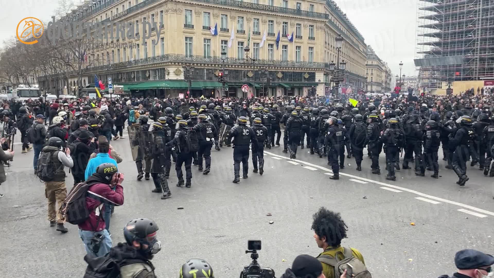 В Париже протестуют из-за повышения пенсионного возраста: в полицию летят «коктейли  Молотова» и петарды - 23 марта 2023 - ФОНТАНКА.ру