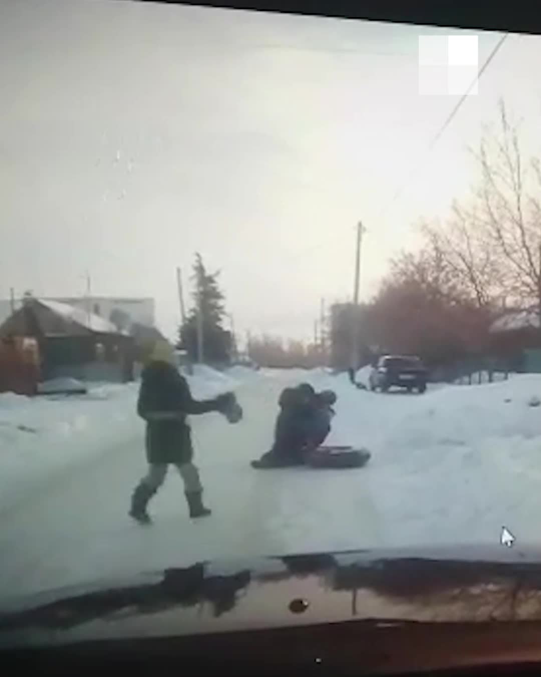 ГИБДД Зауралья показала видео, как девочка на тюбинге попала под колеса  иномарки - 6 февраля 2023 - 45.ру