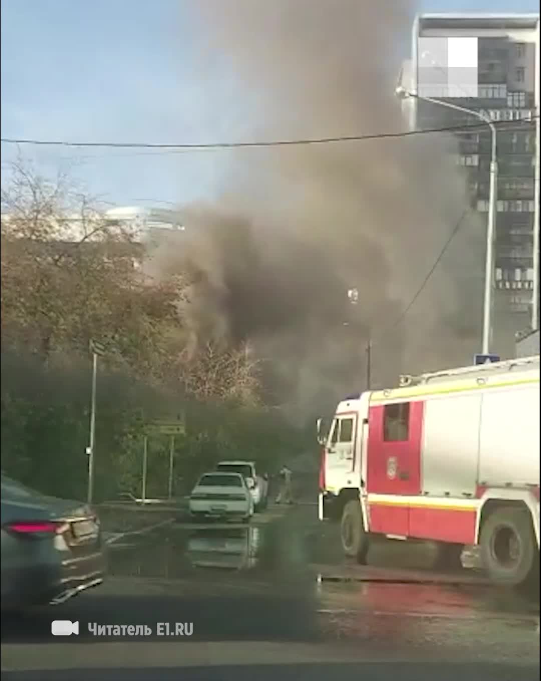 В центре Екатеринбурга вспыхнул дом 2 октября 2022 г. - 3 октября 2022 -  Е1.ру