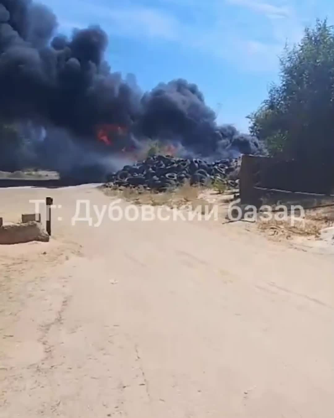 Под Волгоградом горожане сняли на видео крупный пожар рядом с отделом  полиции - 10 июля 2024 - V1.ру