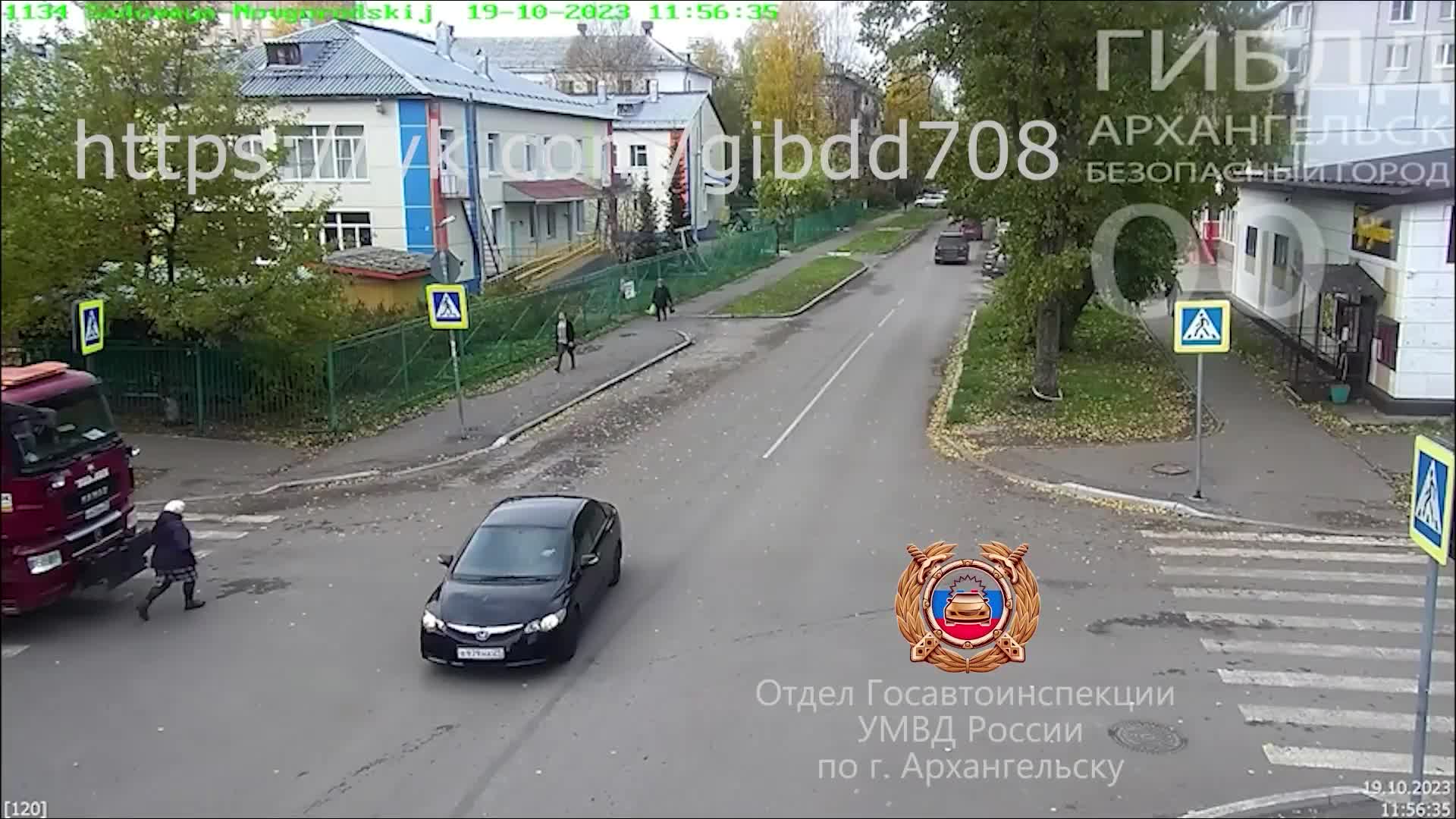 Видео ДТП в Архангельске: КАМАЗ сбил женщину на пешеходном переходе - 19  октября 2023 - 29.ру