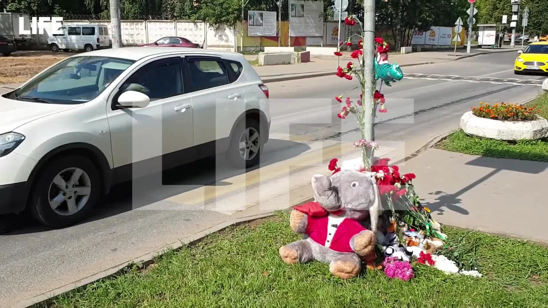 Москвичи организовали стихийный мемориал на месте ДТП, где 18-летняя  автоледи сбила детей | STARHIT