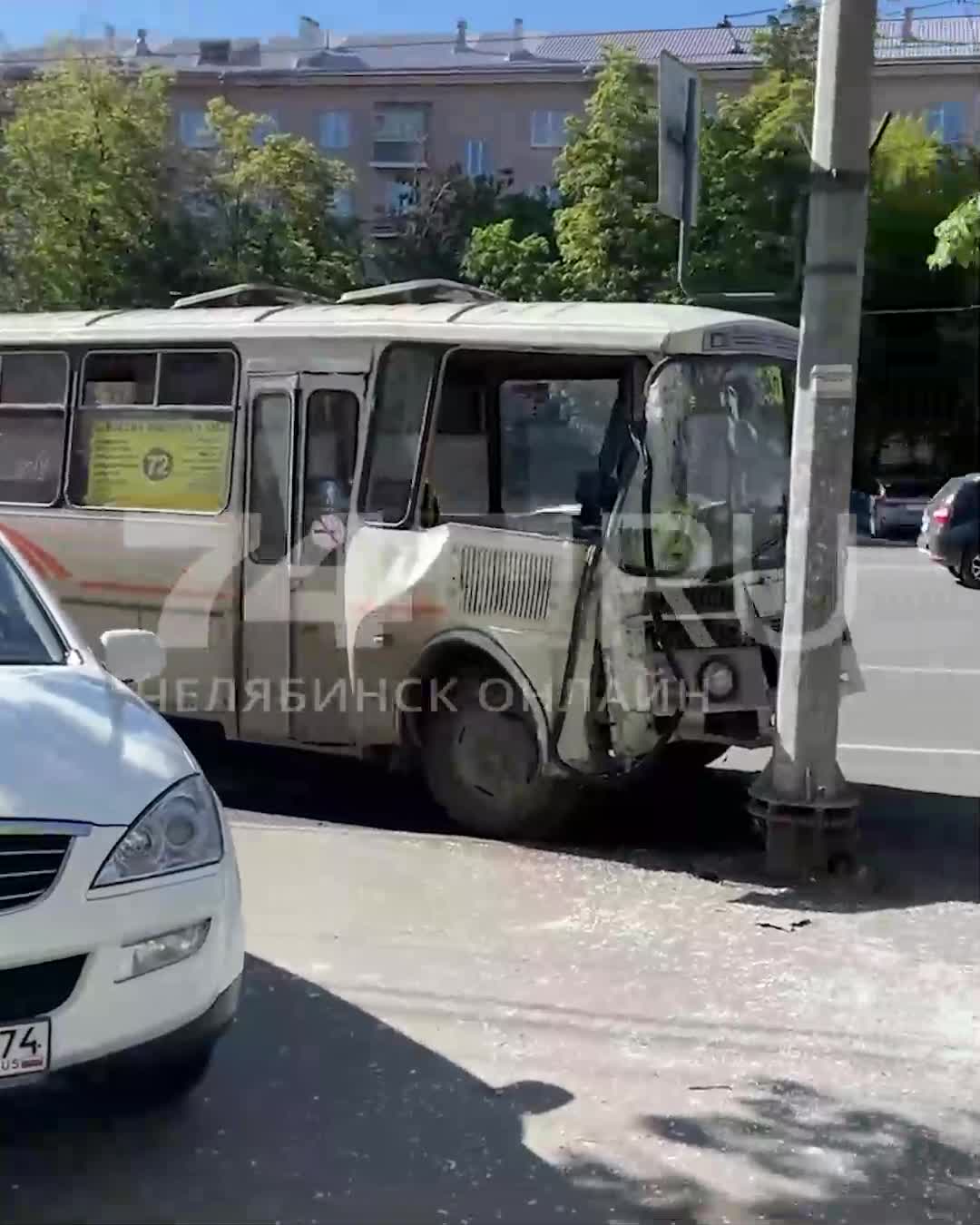 Маршрутка врезалась в столб на проспекте Ленина в Челябинске, и водитель  сбежал - 3 июня 2024 - 74.ру