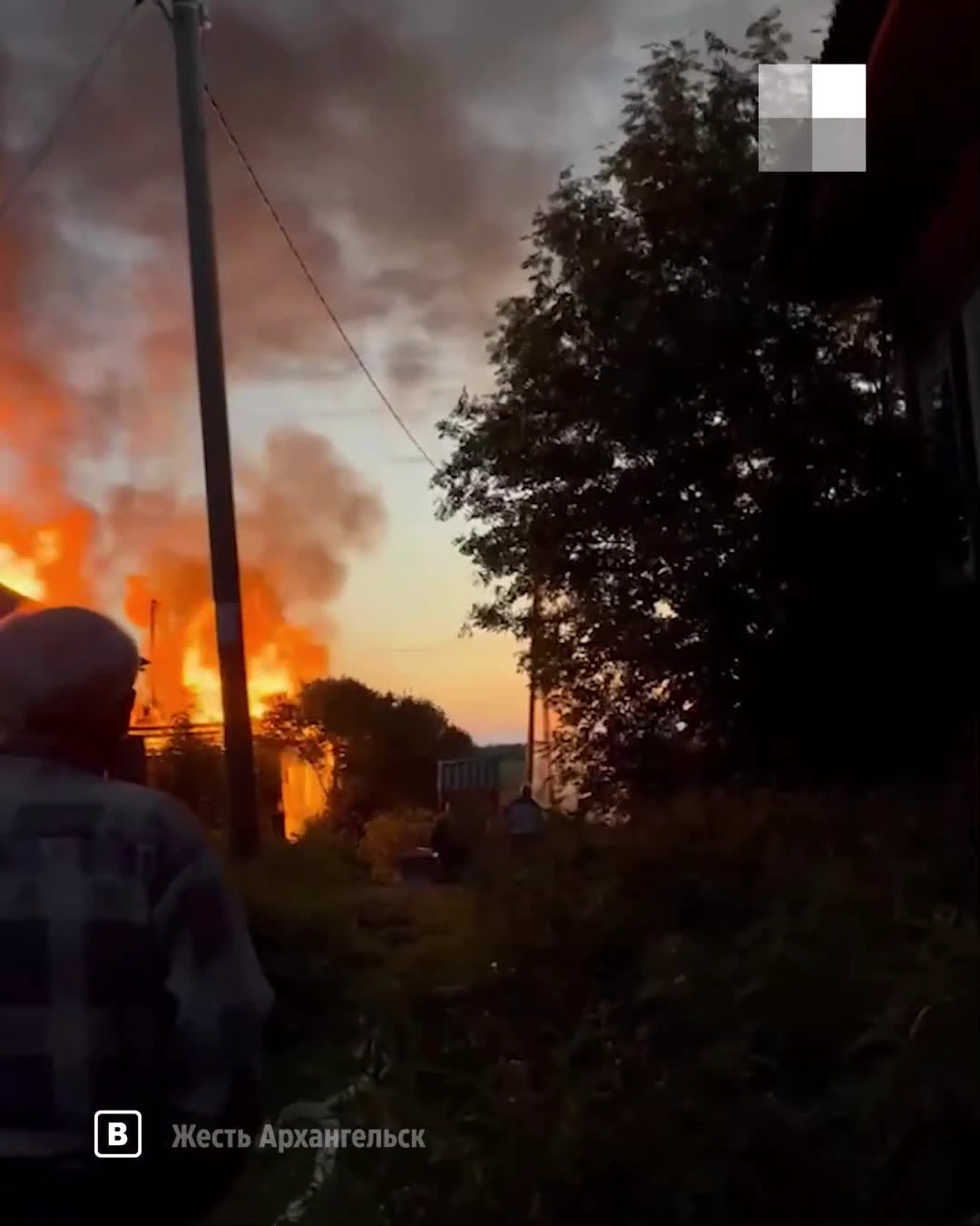 В деревне под Архангельском горели три частных дома — видео - 5 июля 2024 -  29.ру