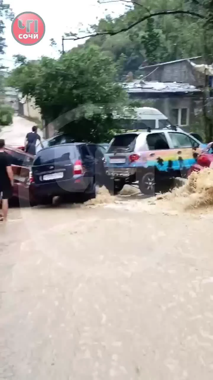 Хосту и Адлер залило сегодня ночью, смыло автомобили и залило федеральную  трассу - 9 июля 2023 - СОЧИ1.ру