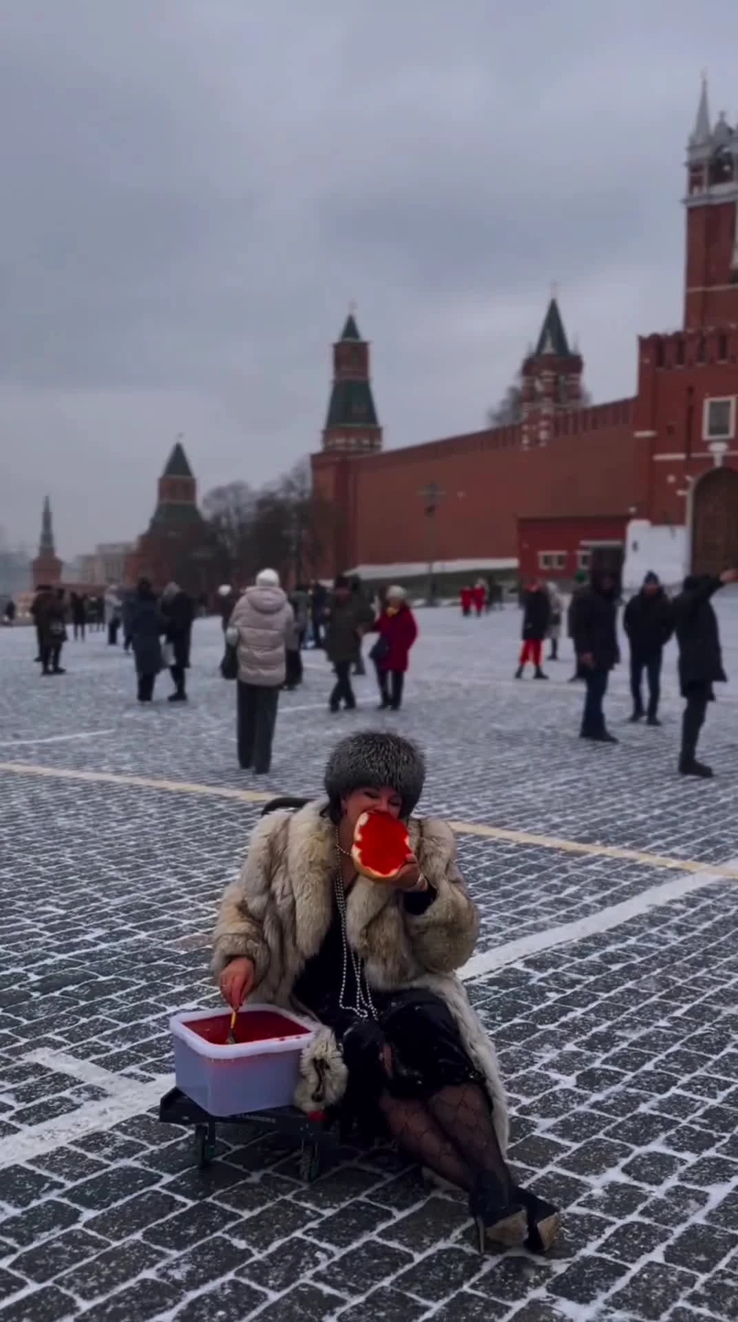 Казанцы поддержали блогершу, задержанную на Красной площади за поедание  красной икры - 30 ноября 2023 - 116.ru