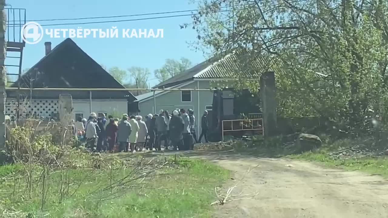 На Урале похоронили девятилетнюю девочку, которая погибла на самодельных  качелях - 10 мая 2023 - Е1.ру