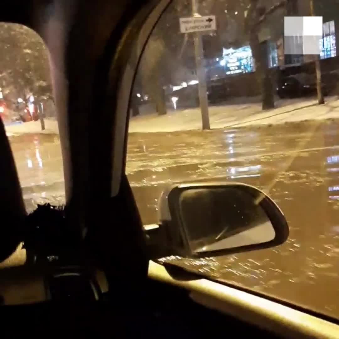 В Екатеринбурге прорвало трубу с холодной водой, водителям пришлось  рисковать машинами, чтобы проехать по затопленной улице 26 декабря 2020  года - 26 декабря 2020 - Е1.ру