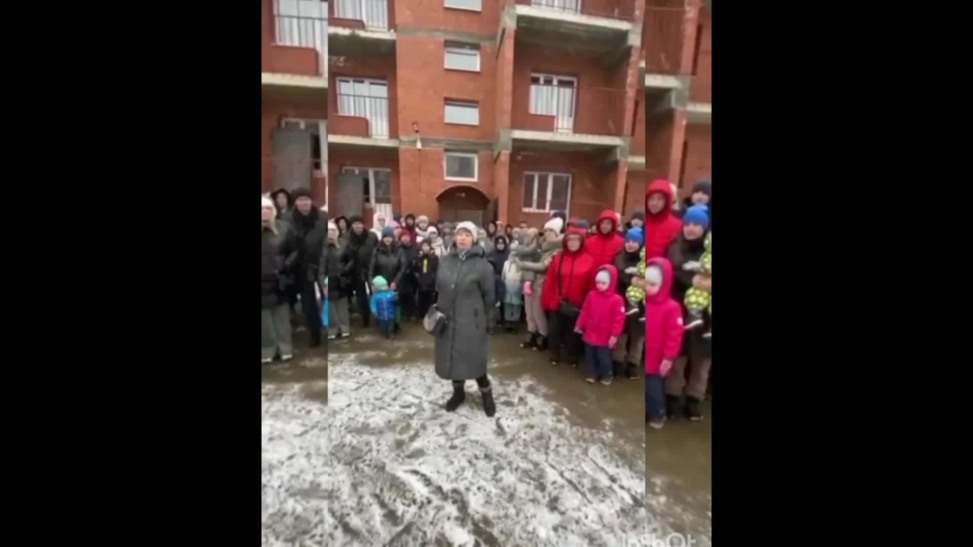 В Иркутской области жители не могут получить жилье из-за неготовности  придомовой территории Блокнот.