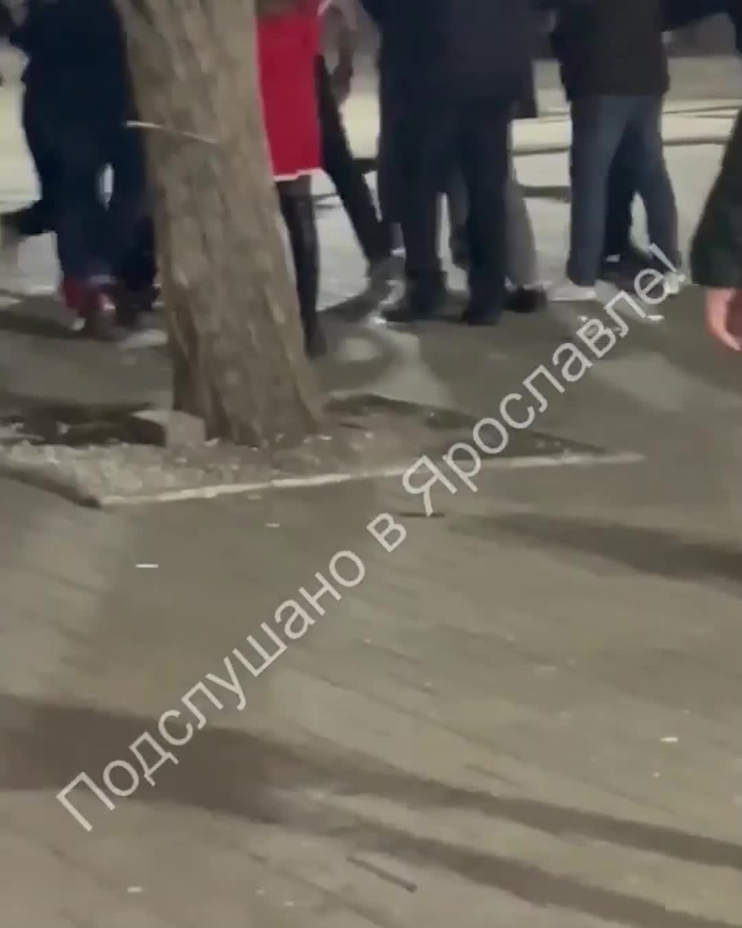 В баре на улице Кирова в центре Ярославля толпой избили мужчину: видео - 15  апреля 2024 - 76.ру