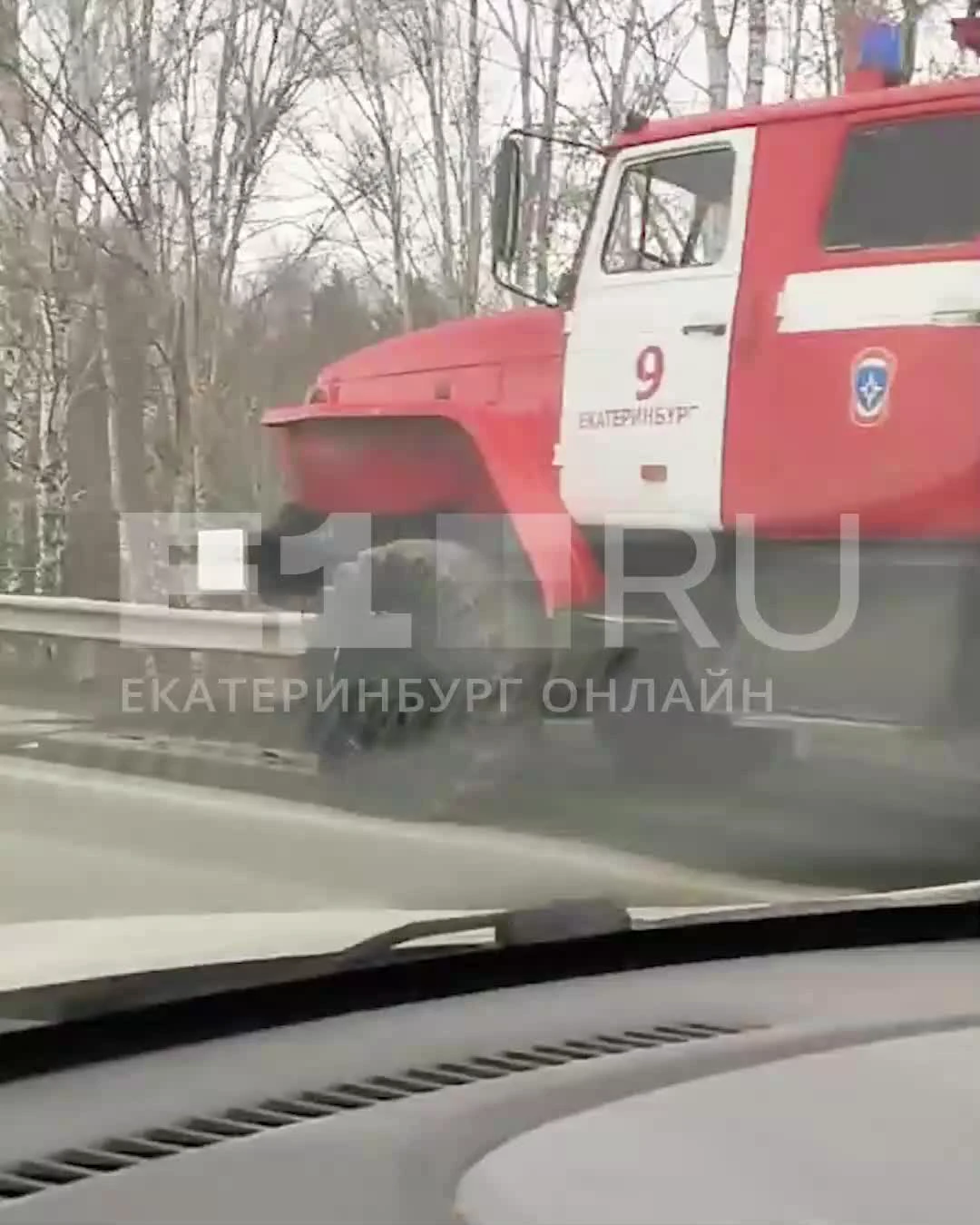 В Екатеринбурге на дублере Сибирского тракта Kia вылетела с дороги: погибли  два человека - 10 апреля 2024 - Е1.ру