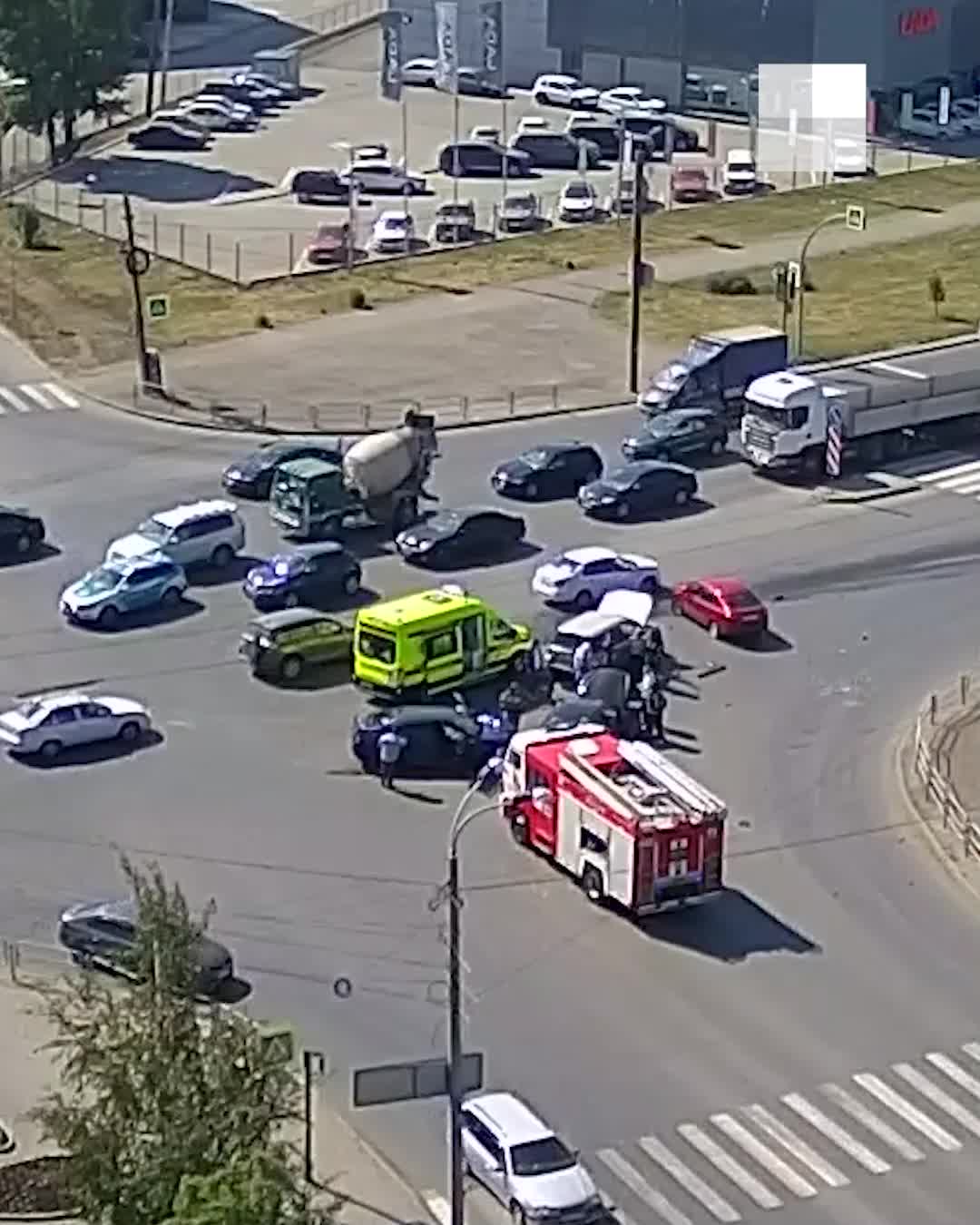 Водитель протаранил на перекрестке две машины, пострадали шесть человек в  Челябинске - 5 июня 2023 - 74.ру