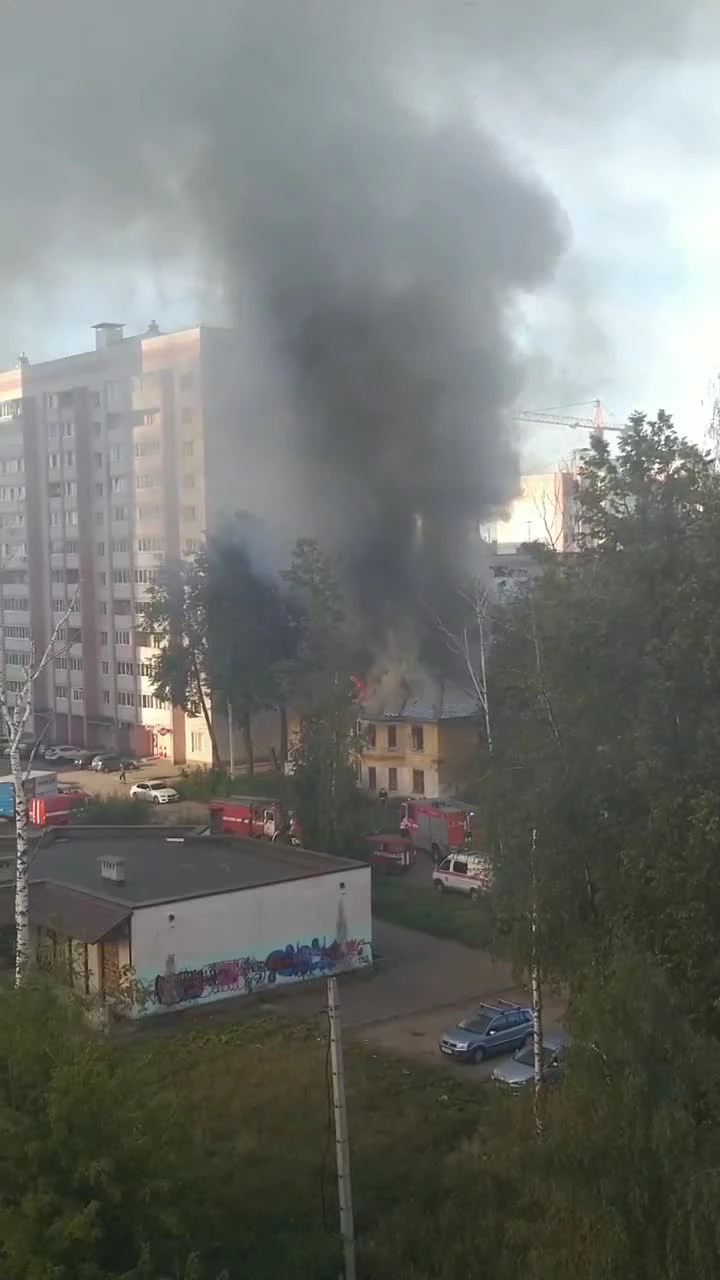 Пожар в двухэтажном доме в Ярославле на Радищева, 8 — видео 12 августа 2022  г. - 12 августа 2022 - 76.ру