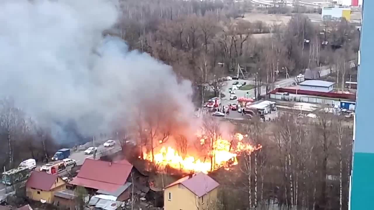 Пожар в Ручьях остановил движение по Муринской дороге: в Деревне Новой горит  старый дом — Мегаполис