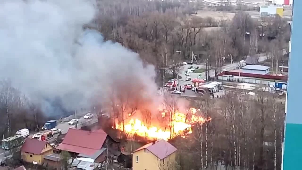 Пожар в Ручьях остановил движение по Муринской дороге: в Деревне Новой  горит старый дом — Мегаполис