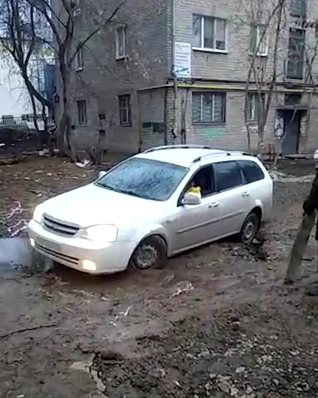 Во Втузгородке машина застряла в огромной луже из грязи - 25 марта 2023 -  Е1.ру